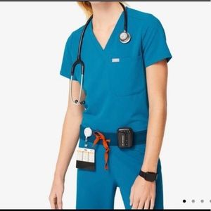 FIGS Women’s Catarina One Pocket Scrub Top. Alps Blue. Size Small